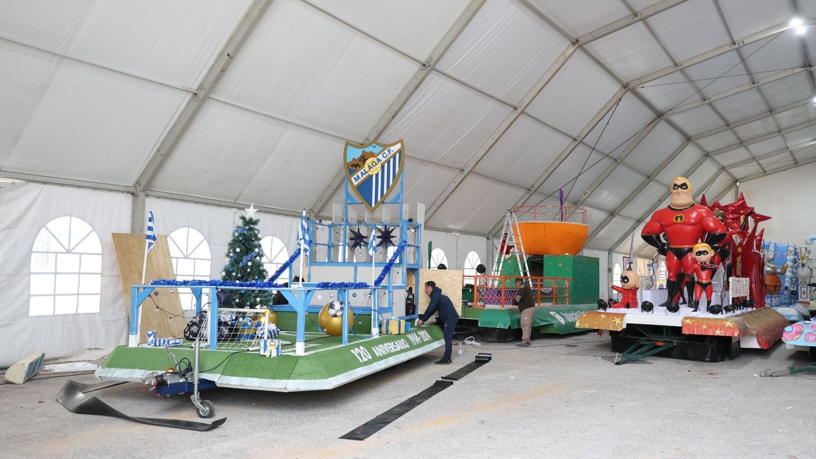 Algunas de las carrozas que desfilarán en la cabalgata de Reyes de Málaga.