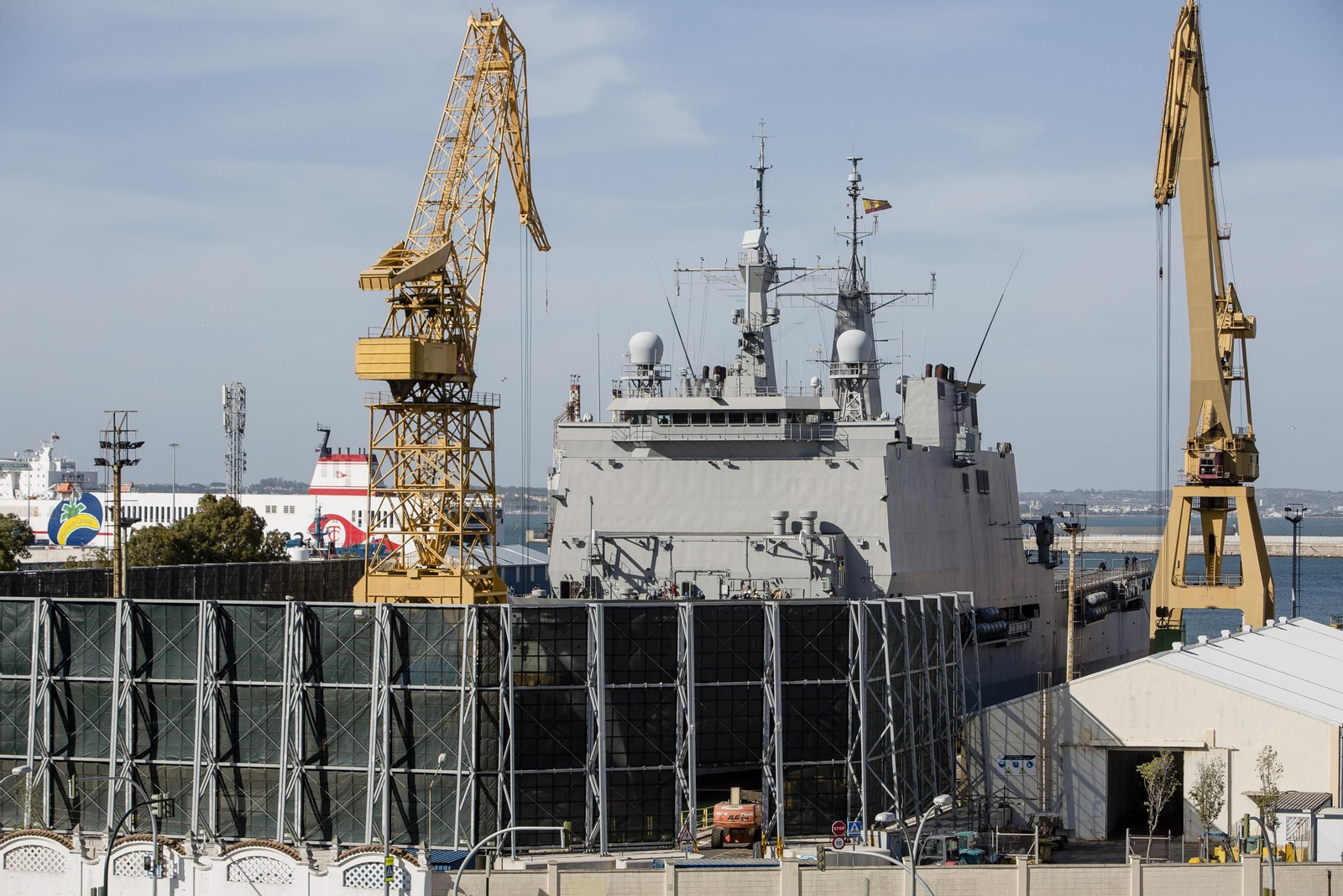 El buque de asalto anfibio Castilla, en el astillero de Navantia Cádiz durante unas labores de mantenimiento en 2021.