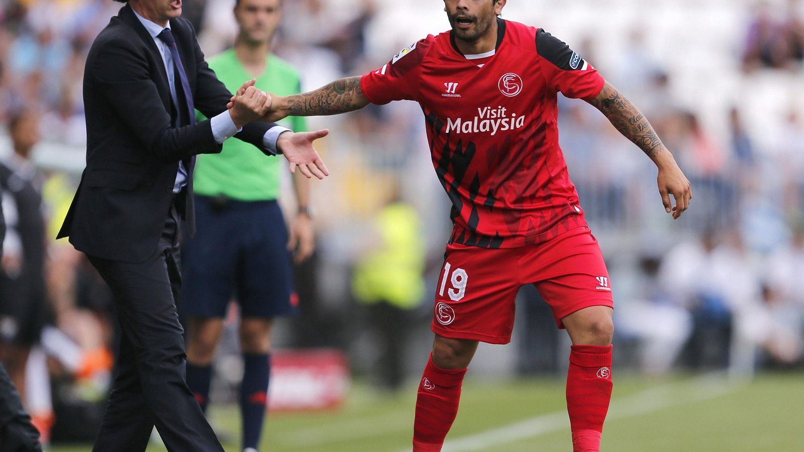 Unai Emery felicita a Banega tras su gol en La Rosaleda (23/05/2015).