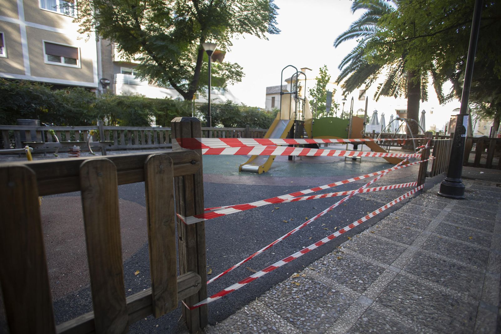 Fotos de cafeterías, parques y la 'Marcha Verde' vacía en el domingo de Granada