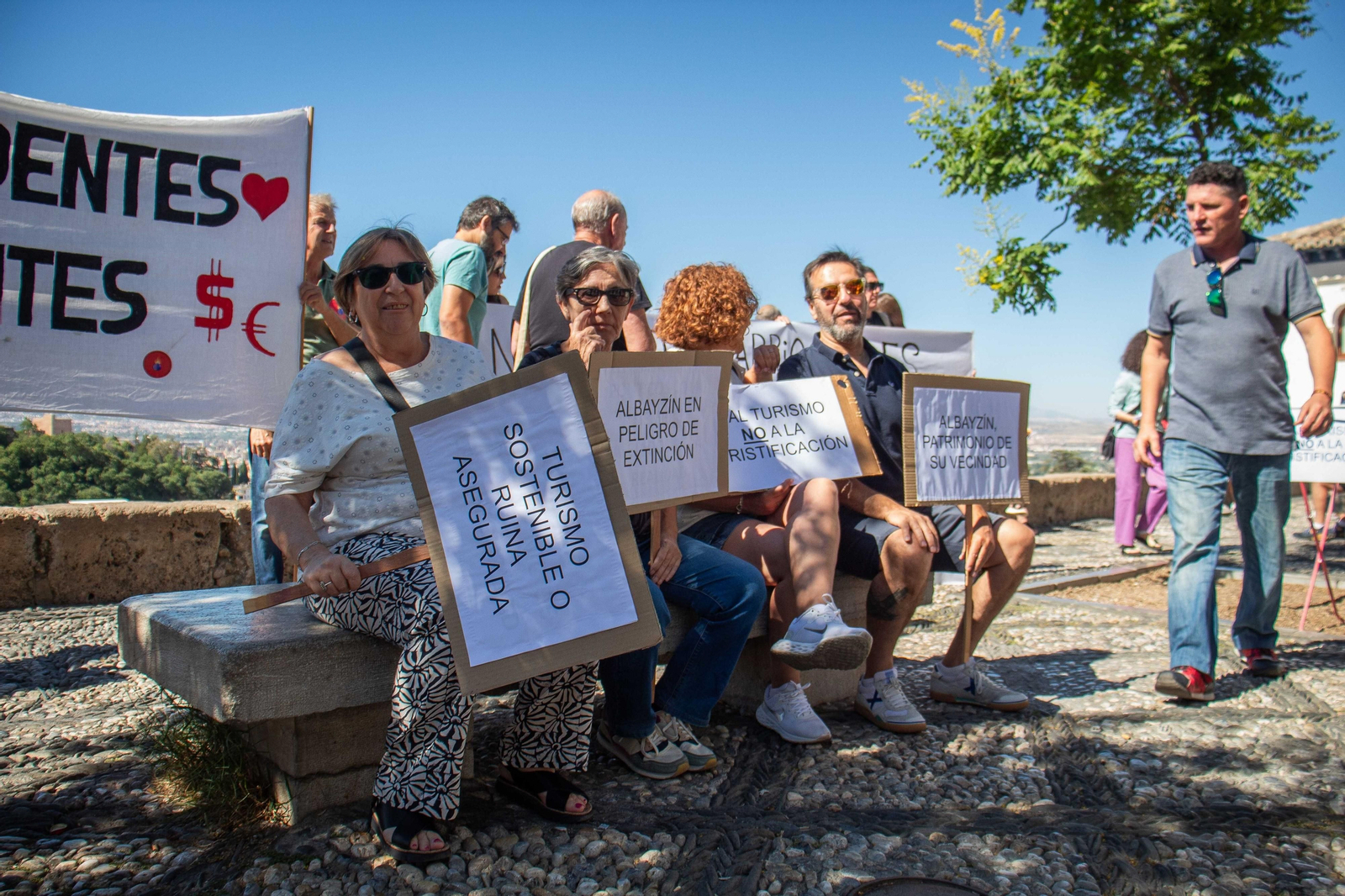 La protesta de los vecinos del Albaicín contra el turismo de masas, en imágenes