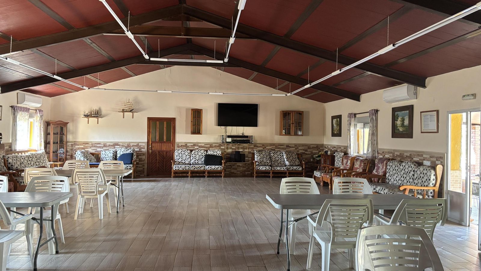 Salon principal de la casa de acogida de Reto en Alcolea.