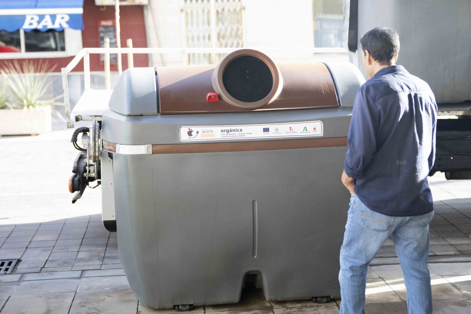 Contenedor marrón para los residuos orgánicos.