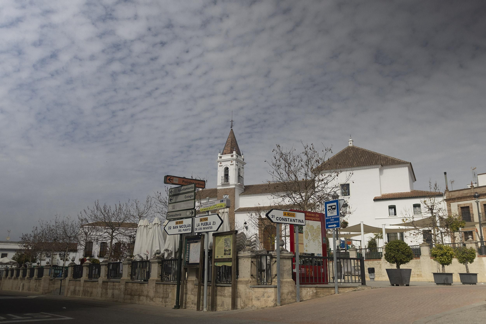 Una céntrica plaza en Las Navas de la Concepción.