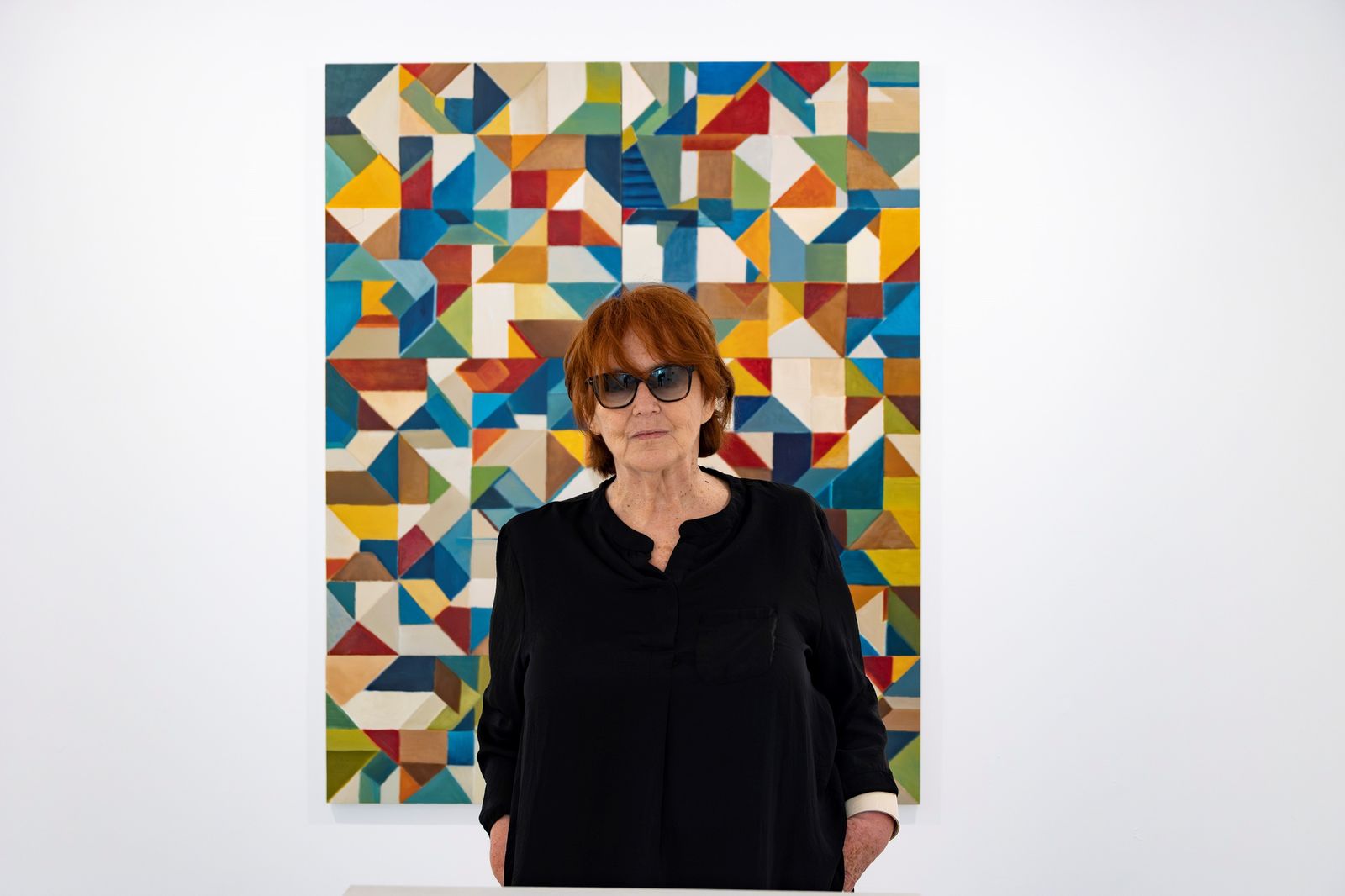 Magdalena Murciano, ante una de las obras que expone en la Sala Rivadavia.