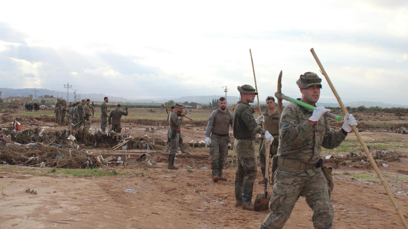 Militares de la BRI en otra de las zonas devastadas por la dana