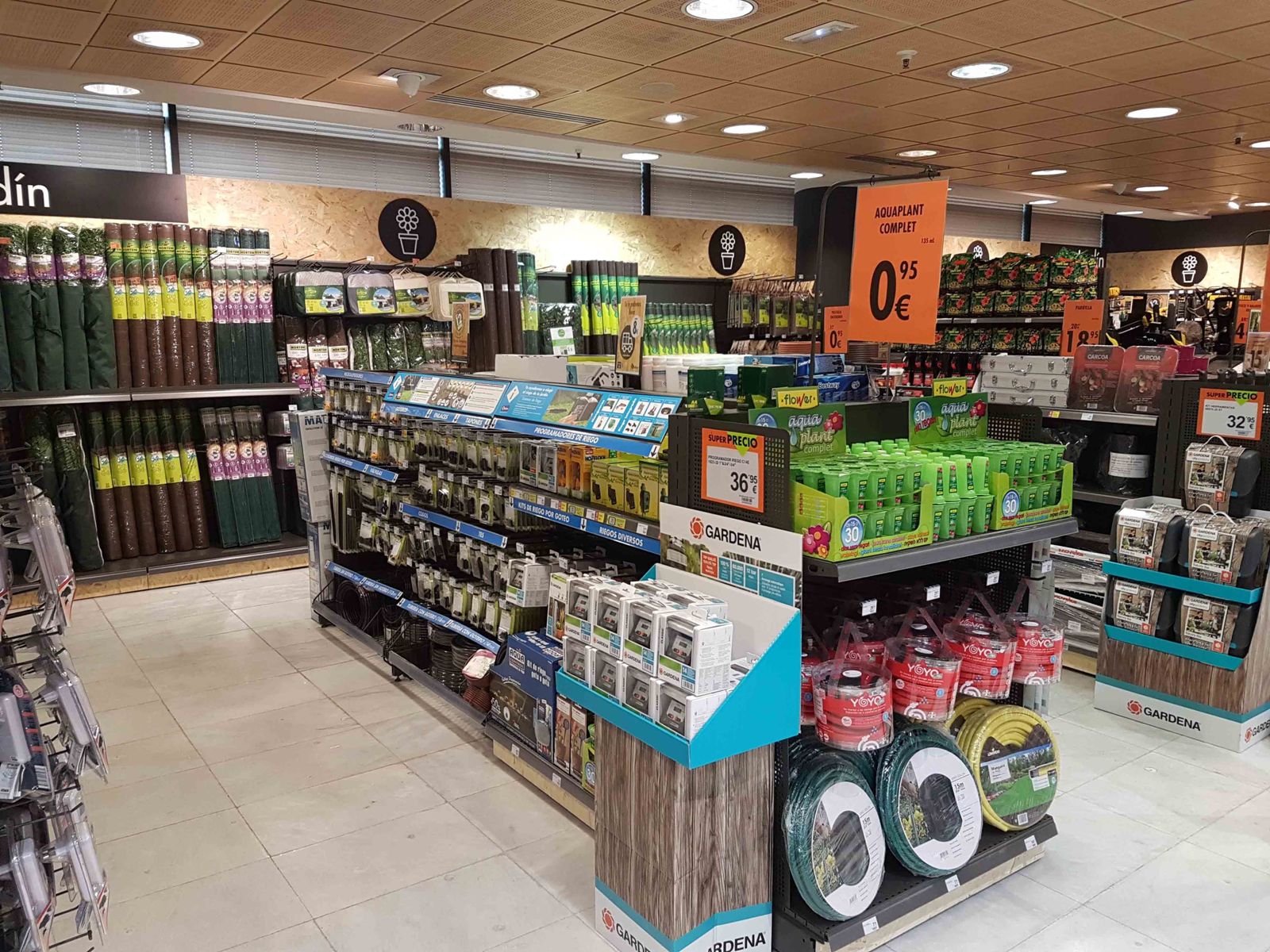 El interior de la tienda.