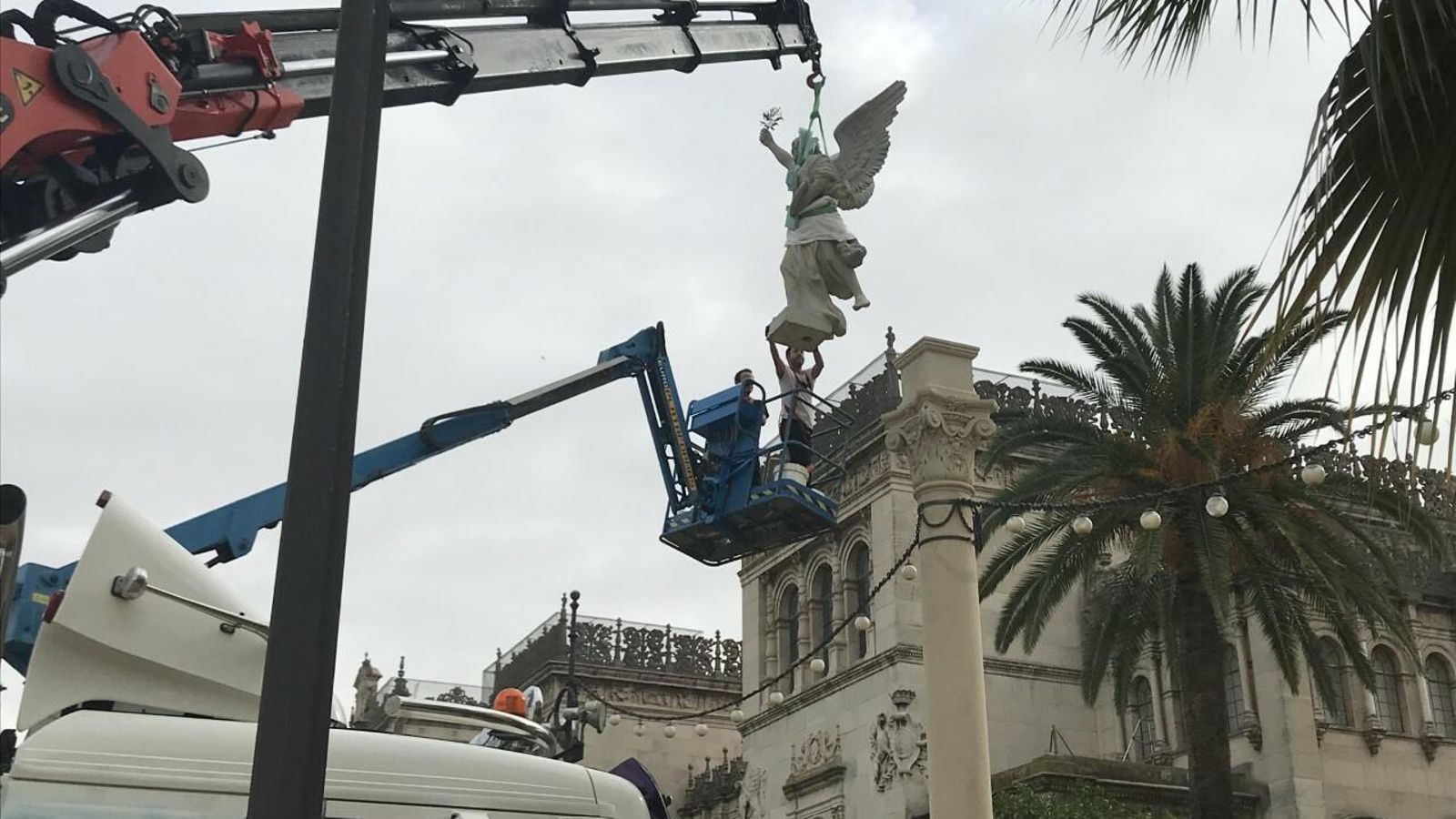 Una de las victorias aladas es colocada en una de las columnas de la Plaza de América.
