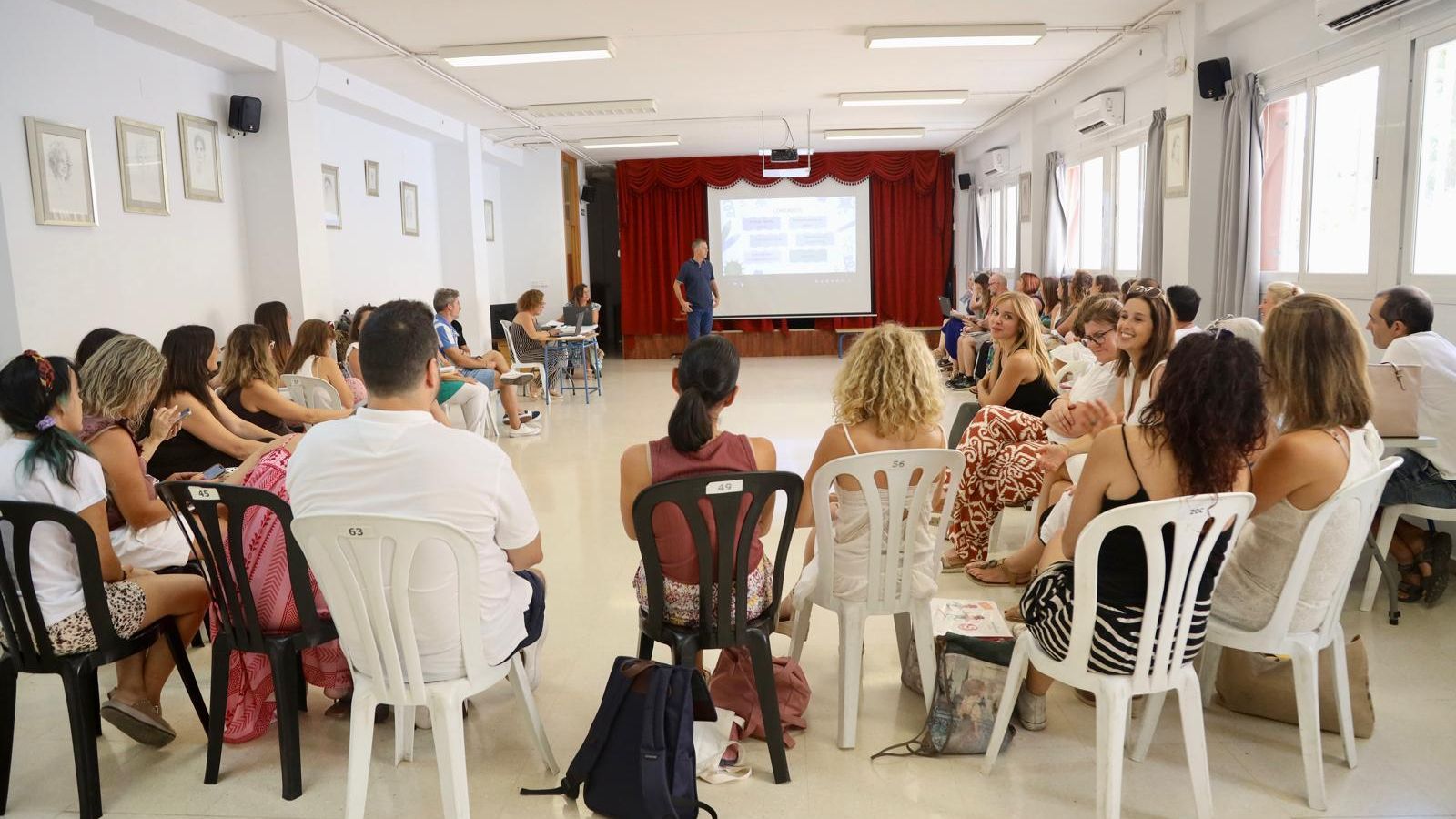 Una reunión del CEIP Pintor Félix Revello de Toro antes del inicio.