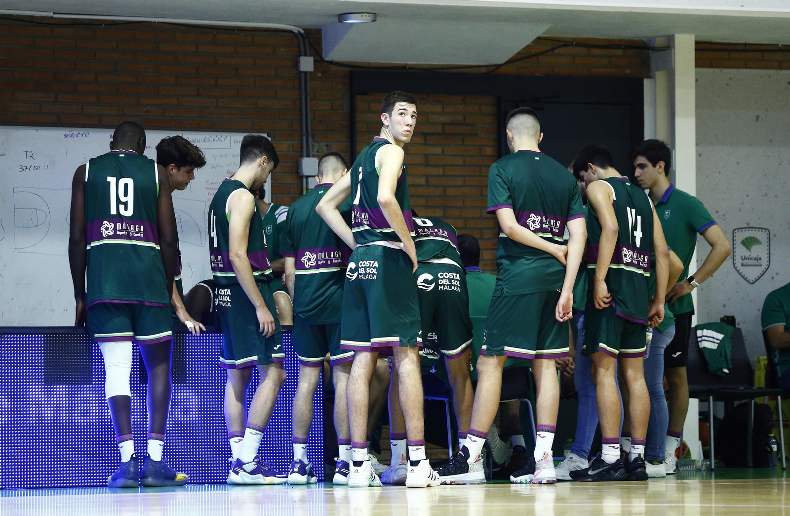 Jugadores del Unicaja de EBA en un partido.