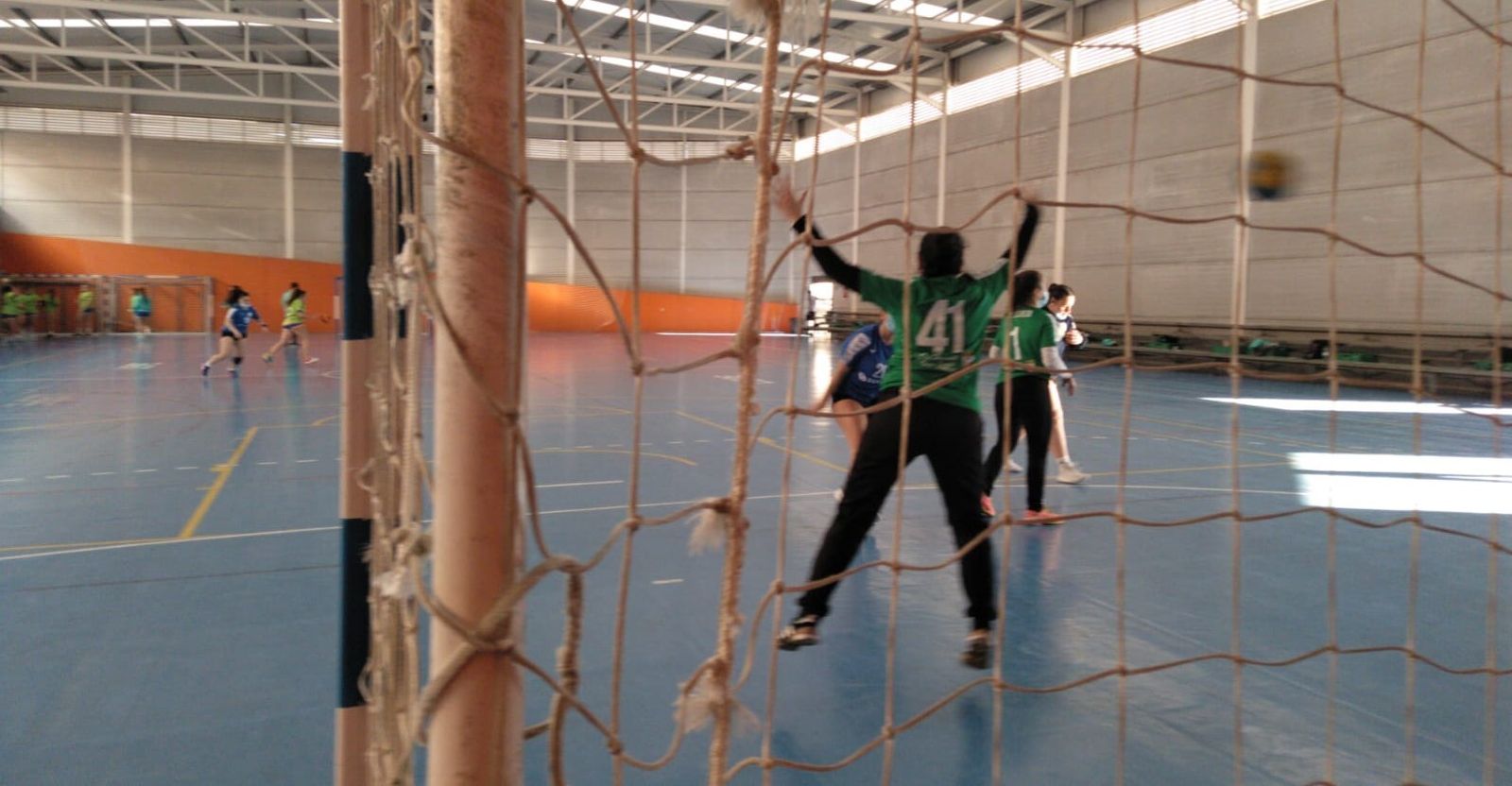 Una imagen del calentamiento en el pabellón de Lepe.
