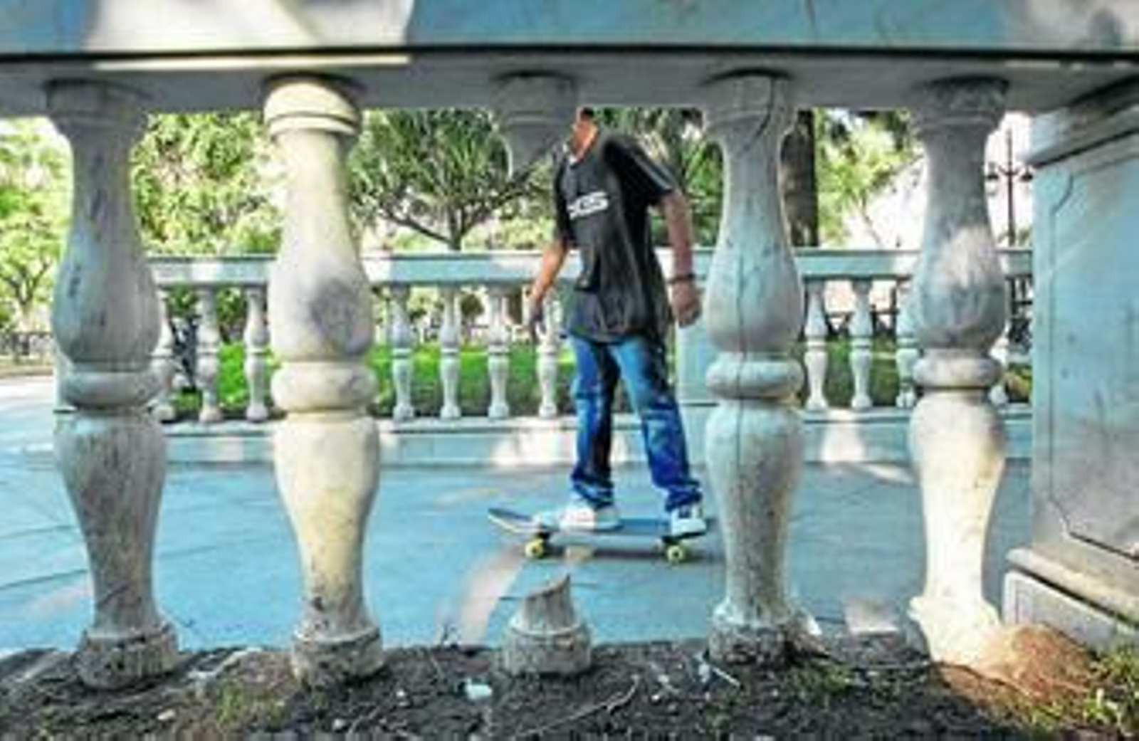 A la balaustrada instalada en el centro de la plaza le faltan varios balaustres, además de piezas de mármol.