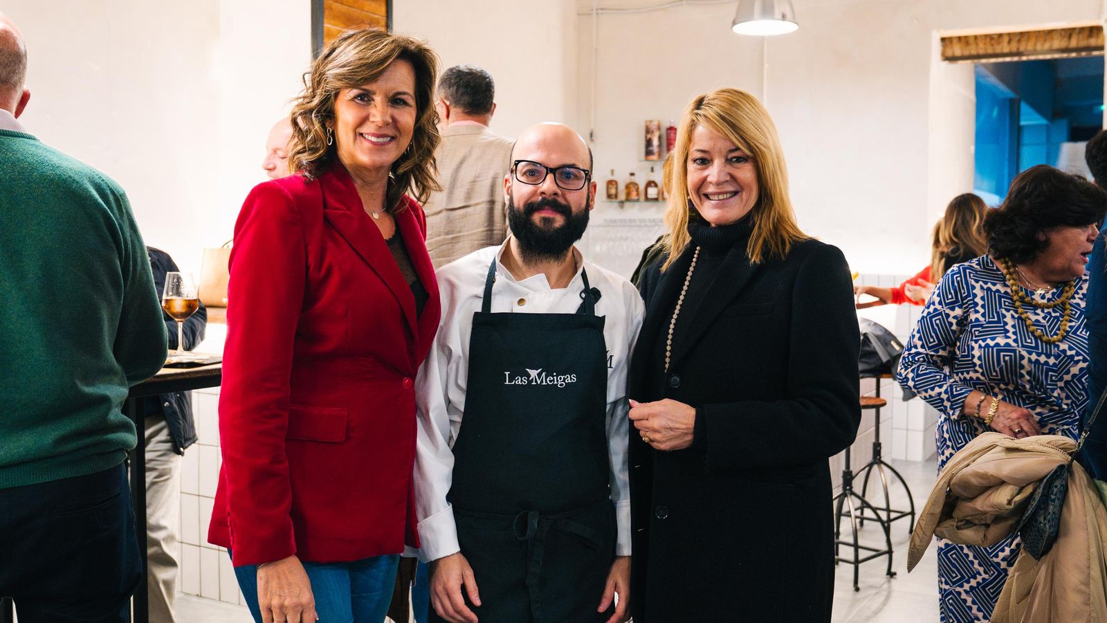 Edu Míguez junto a la alcaldesa de Huelva, Pilar Miranda, y la concejala María Dolores Ponce