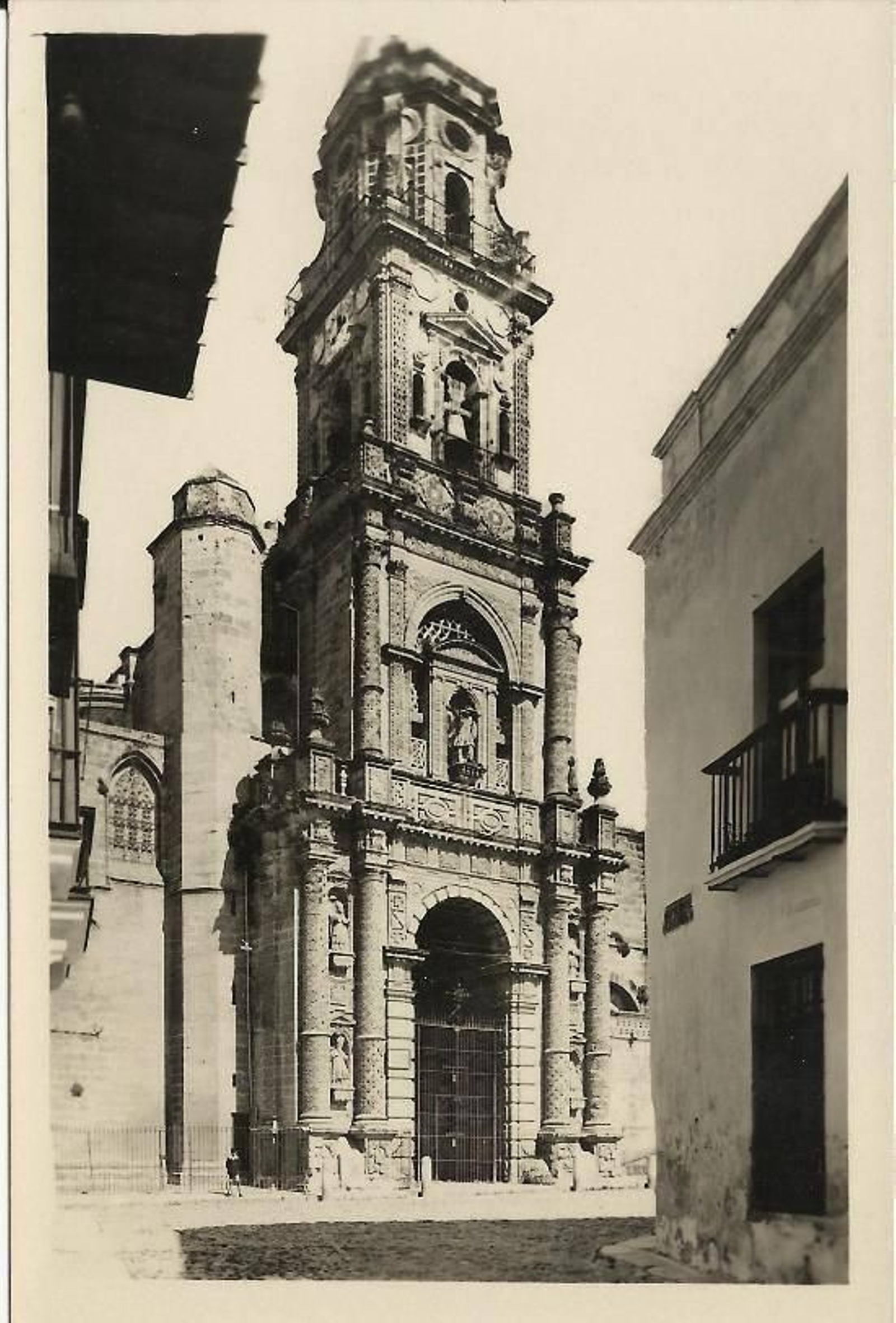 Fachada de la iglesia de San Miguel a finales del XIX.