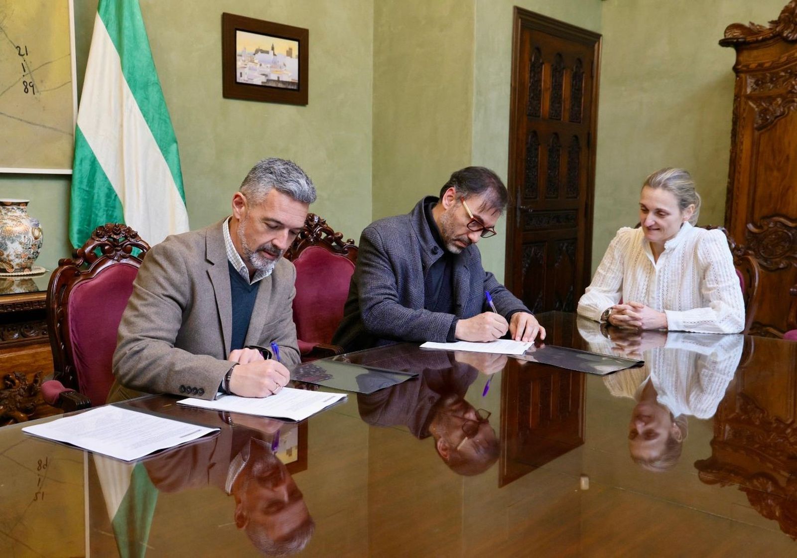 Firma del convenio para la construcción de viviendas públicas.