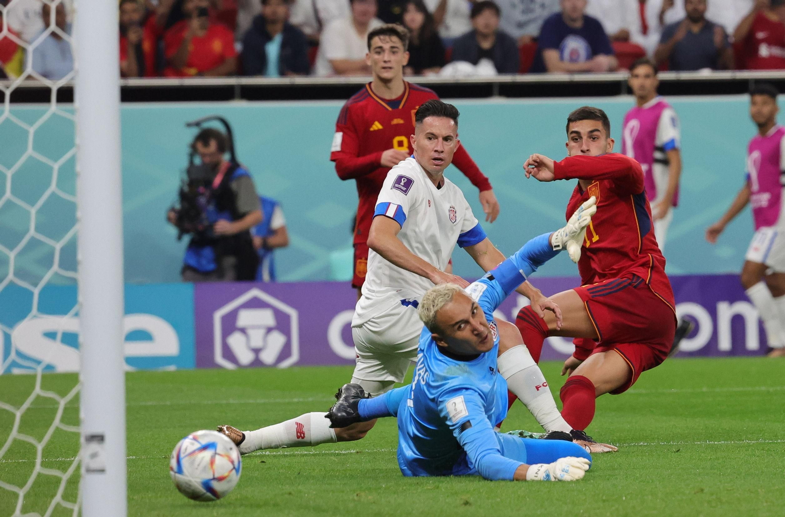 Ferran Torres observa el balón al marcar el cuarto gol de España.