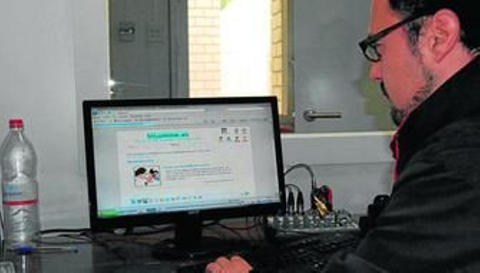 José Antonio Álvarez, coordinador del proyecto Inlumine, consulta la web de la red social de la Universidad de Almería.