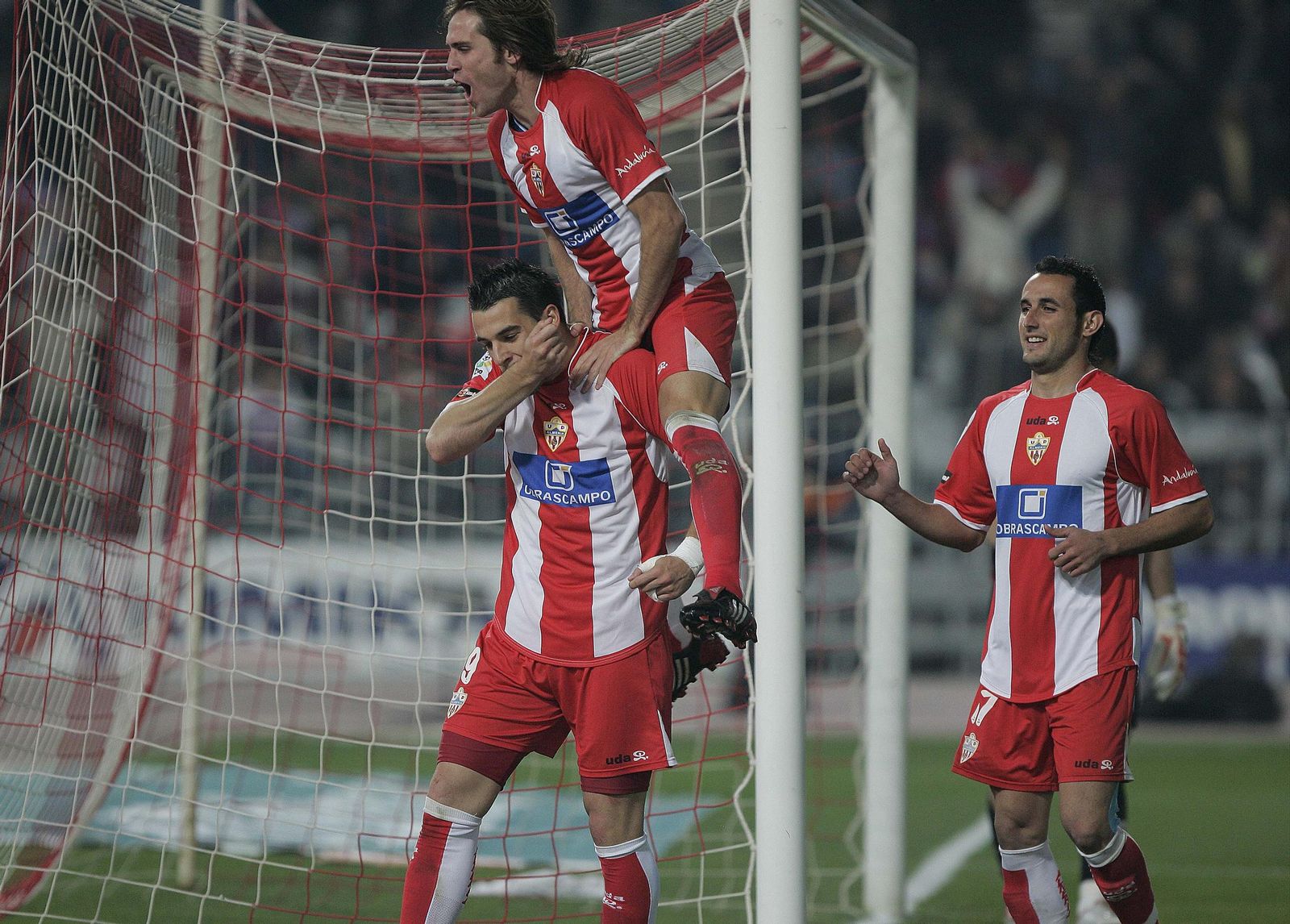 Negredo celebra con Corona su gol de videojuego, logrado ante el Valladolid un ya lejano 3 de febrero de 2008