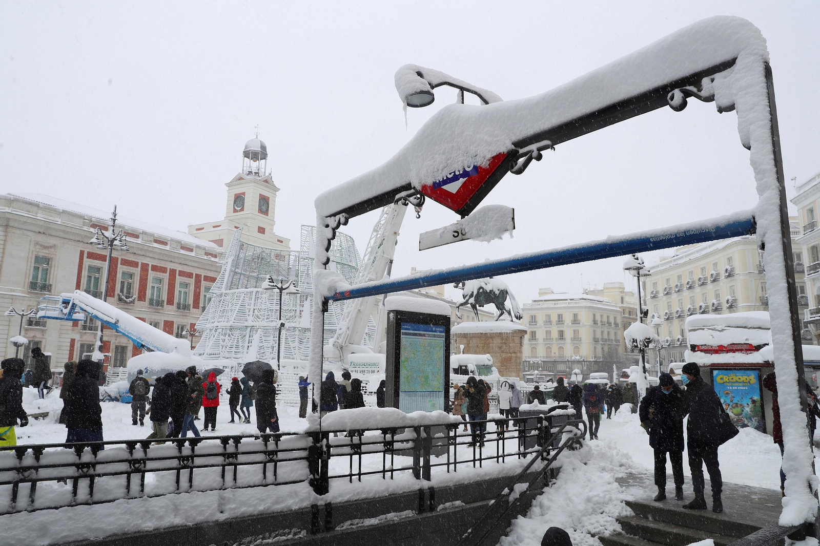 El segundo día del temporal 'Filomena' en imágenes: más nieve y caos