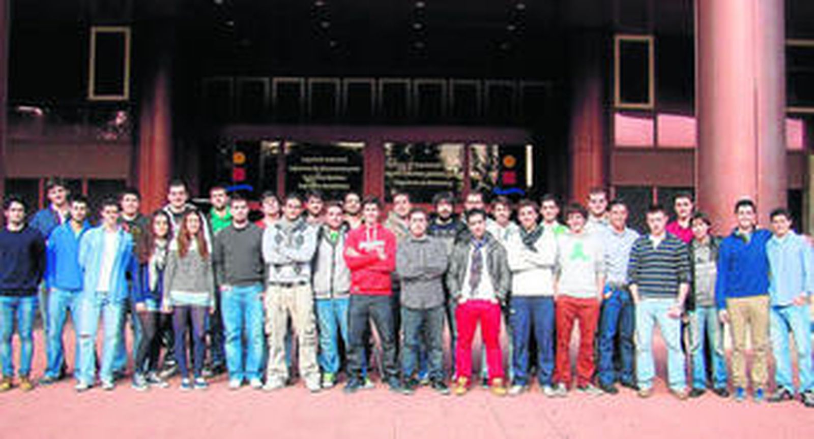 El equipo de estudiantes de la Escuela Superior de Ingeniería de Sevilla.