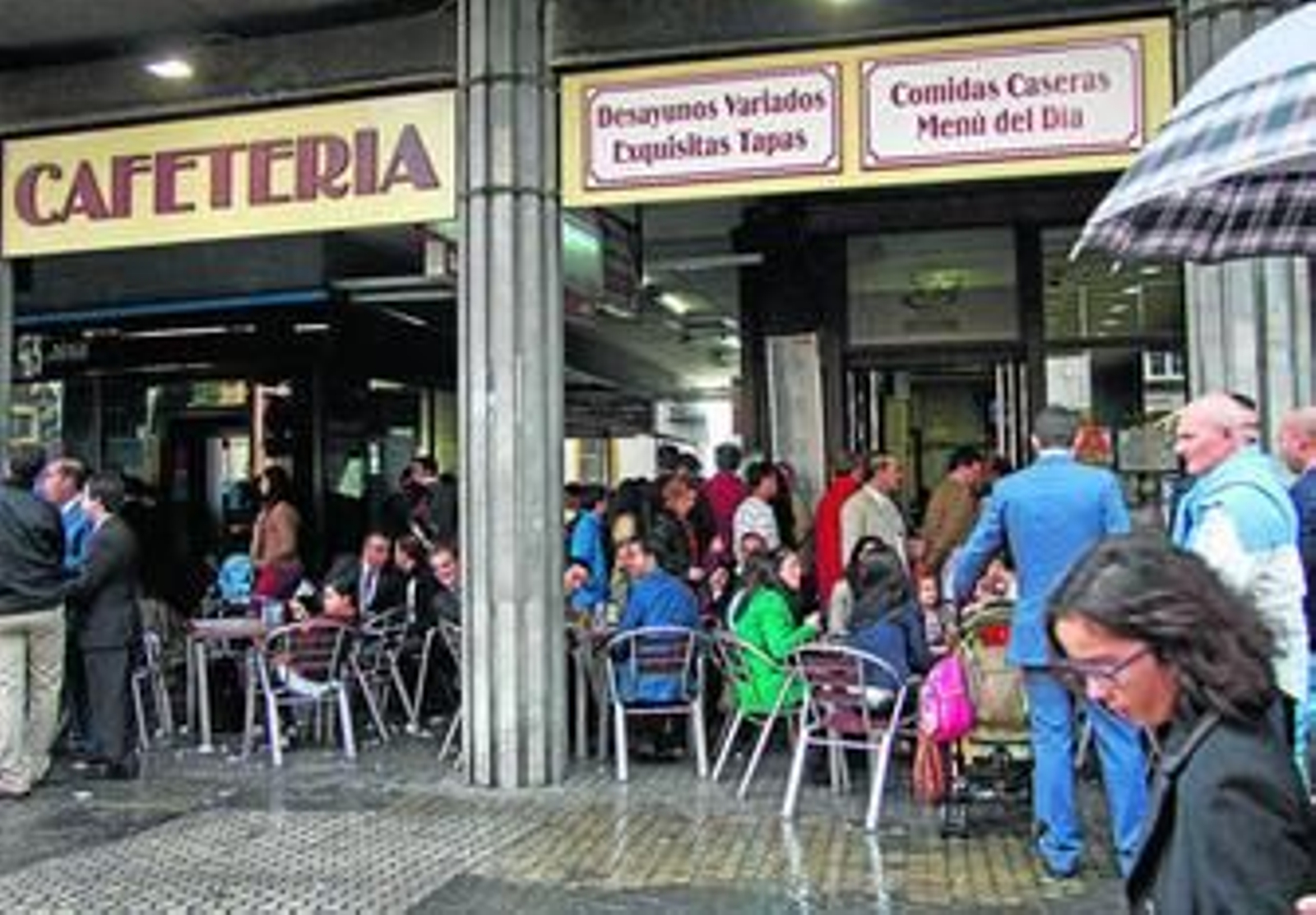 Aspecto que presentaba un bar el pasado Domingo de Ramos poco después de que un aguacero sorprendiera a cinco cofradías en la calle.