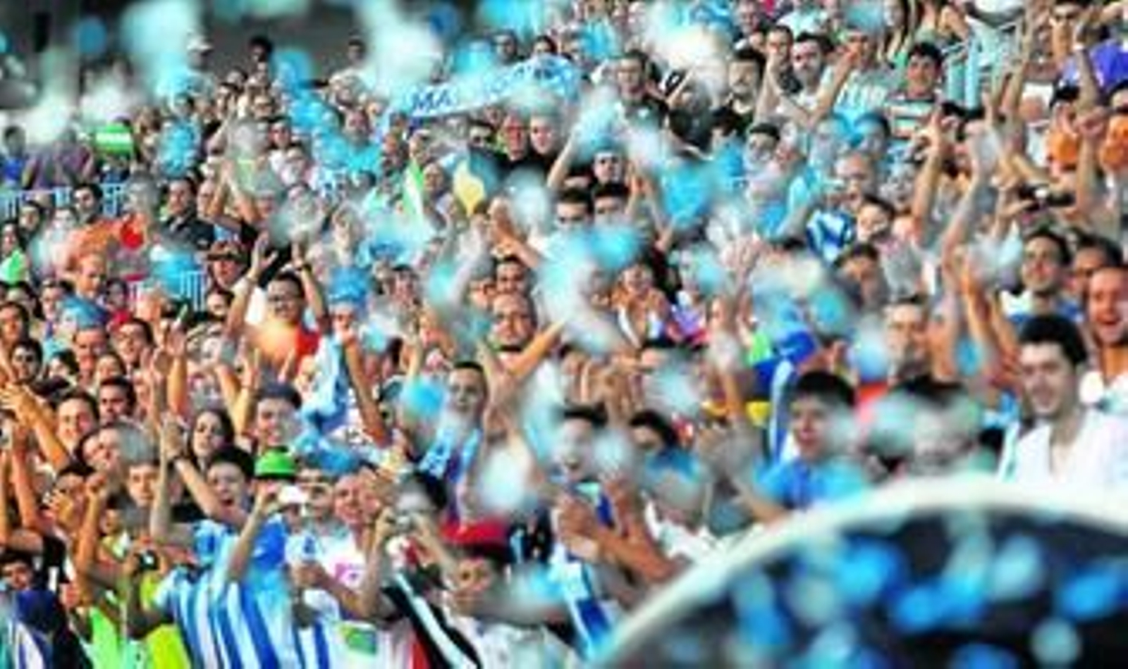 Aficionados del Málaga durante la presentación de defensa neerlandés Mathijsen en La Rosaleda.