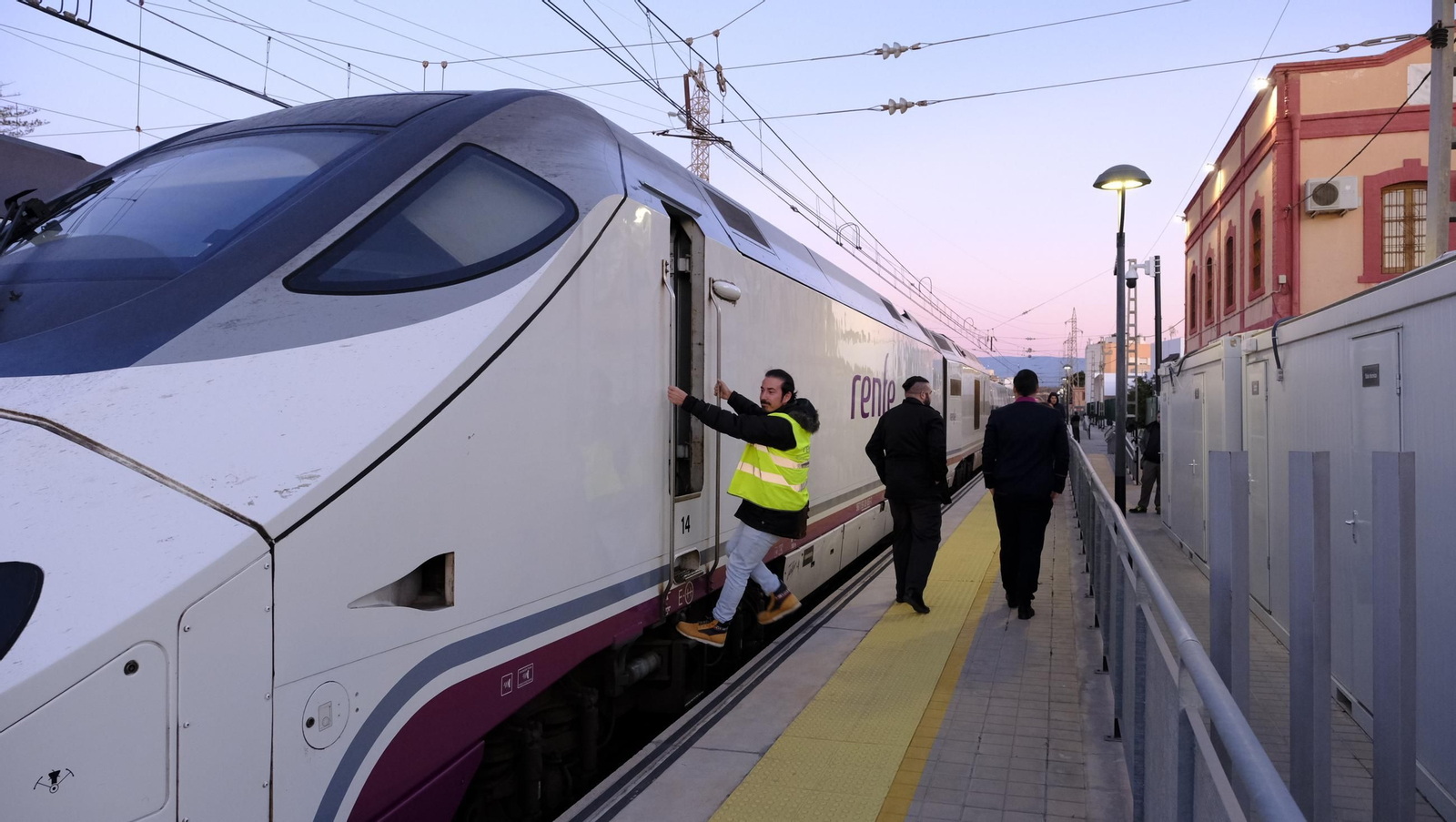 El primer Alvia de Renfe sale de la Estación de Huércal de Almería, en imágenes