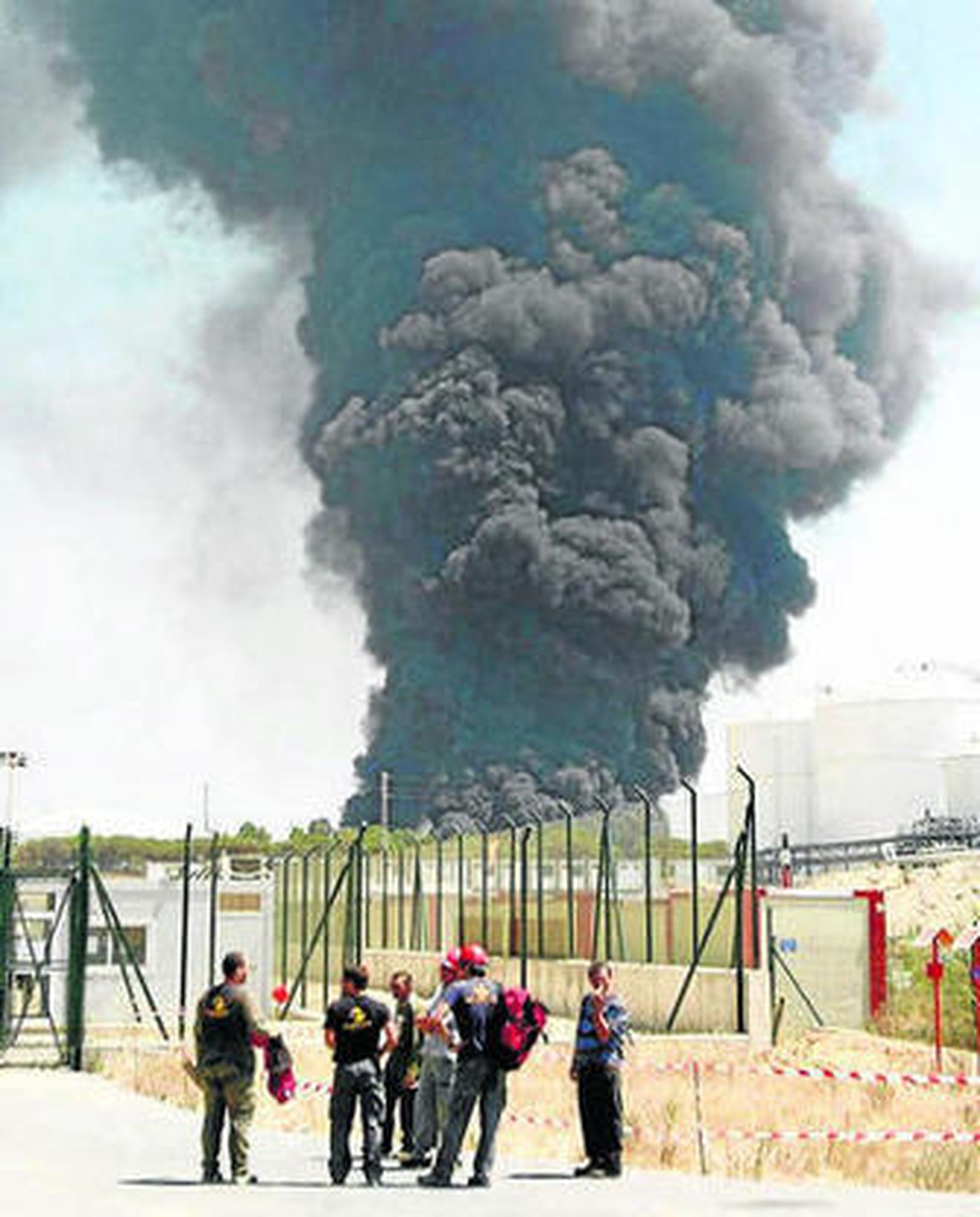 Columna de humo de la planta siniestrada en agosto de 2010.