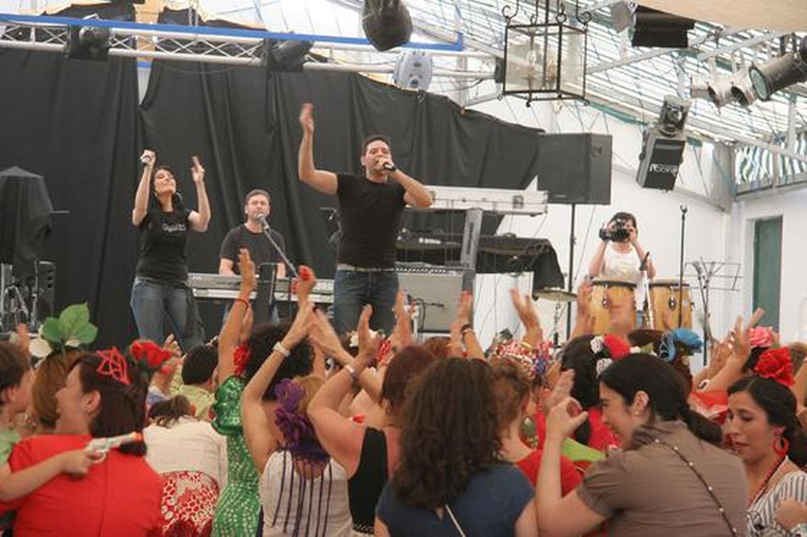 Muy buen ambiente en la caseta municipal. 

Foto: Andres Mora