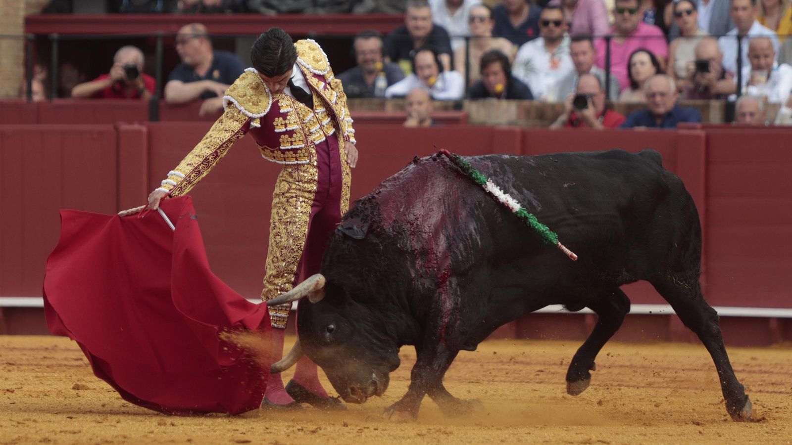 Naturalidad en el redondo de Pablo Aguado a 'Talador', el quinto toro de la tarde.
