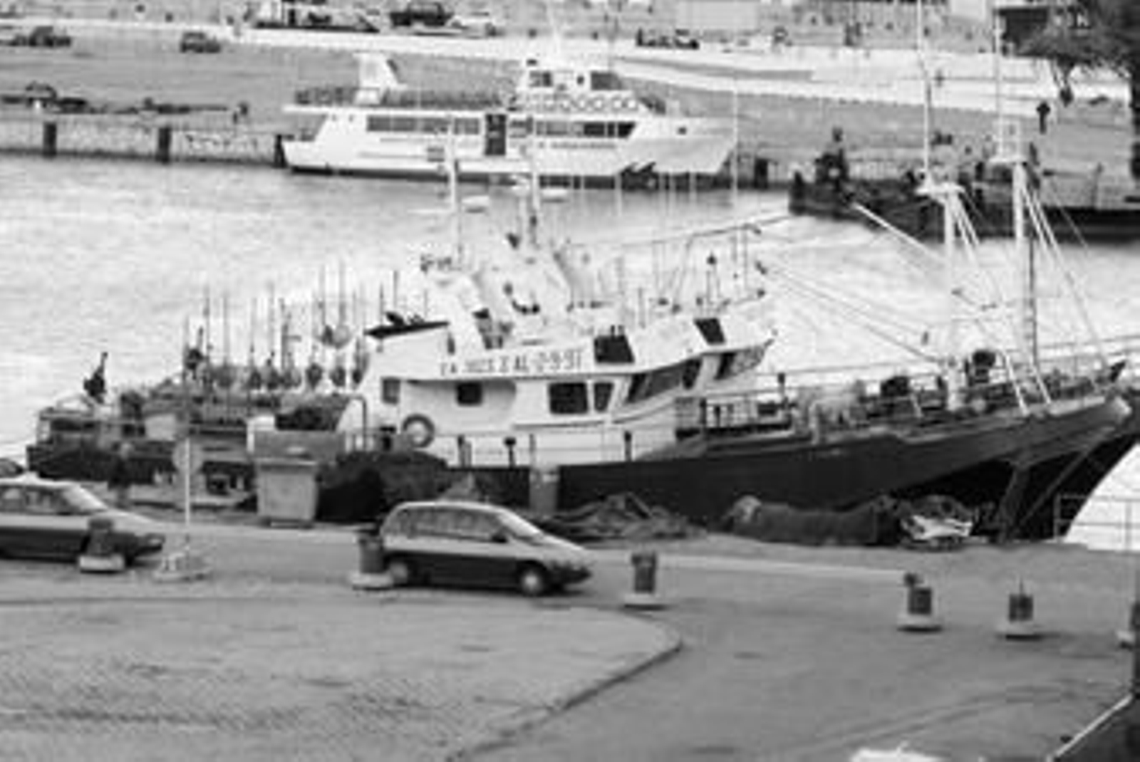 Un pesquero se encuentra amarrado en el muelle pesquero de Algeciras.