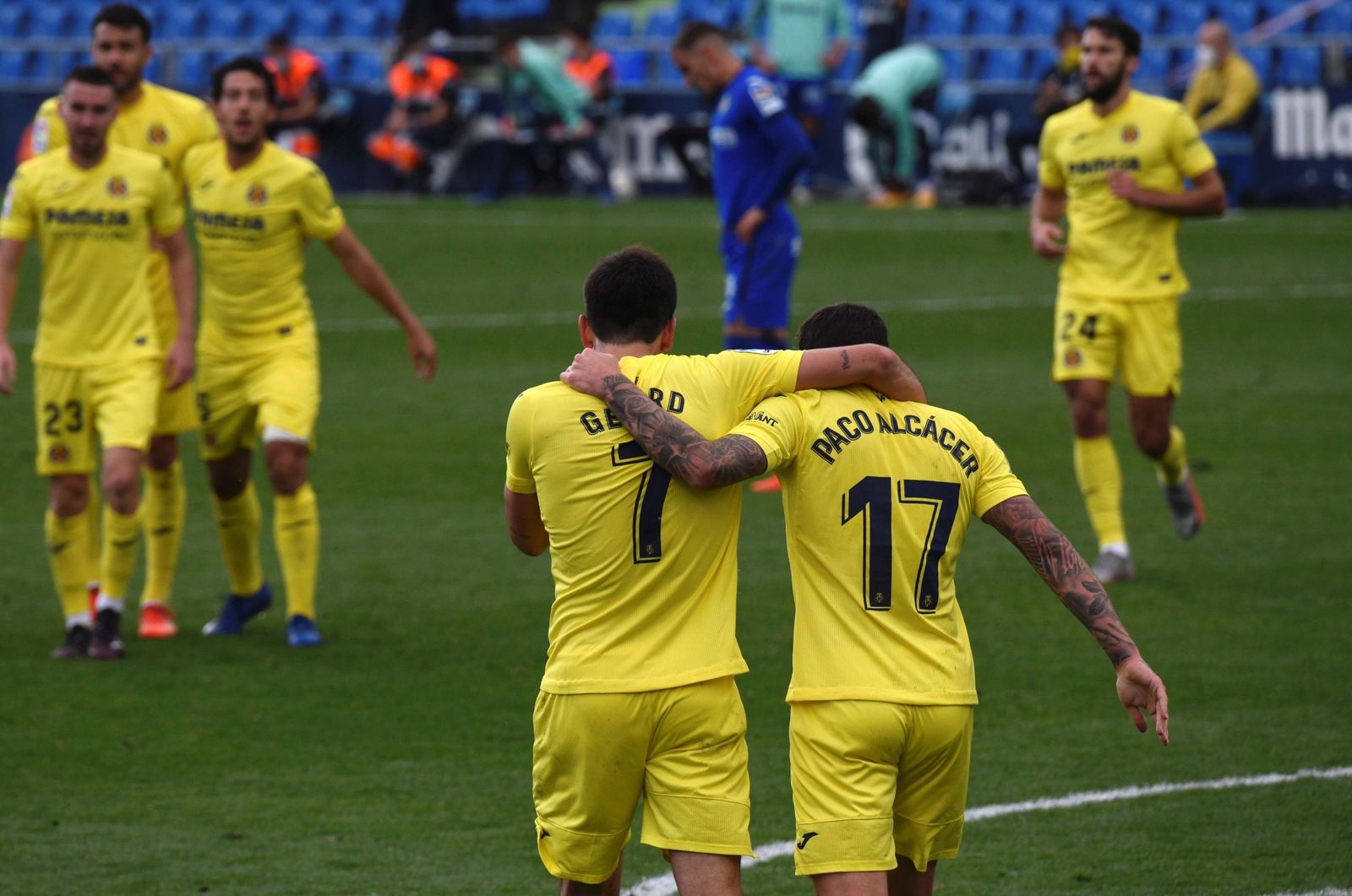 Paco Alcácer celebra un gol junto a Gerard Moreno.