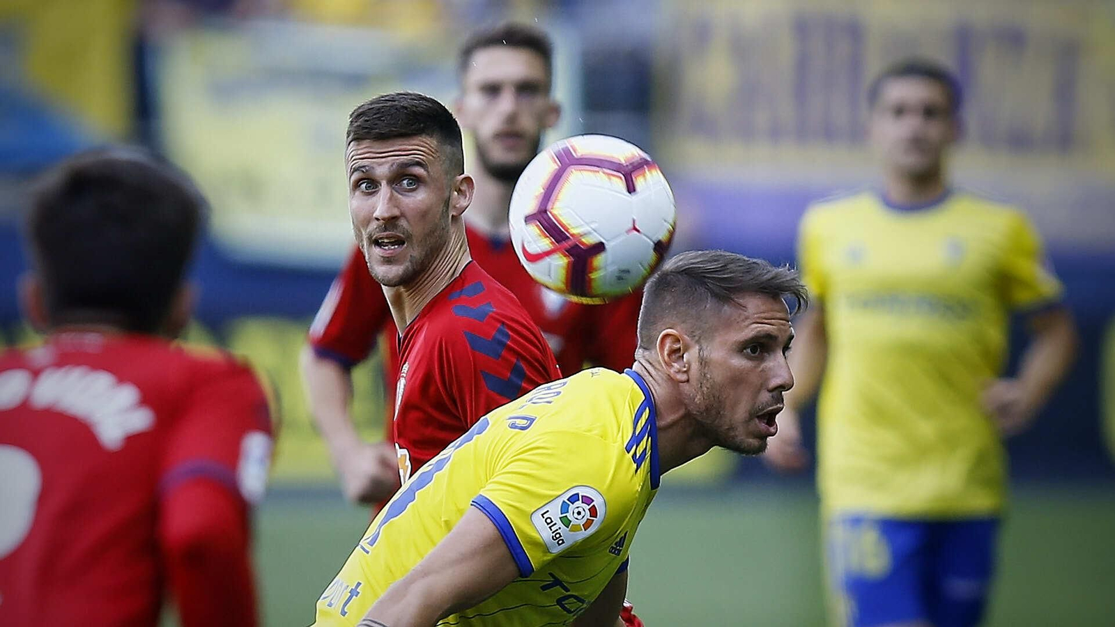 Partido de fútbol entre  Cádiz C.F. y C.A. Osasuna