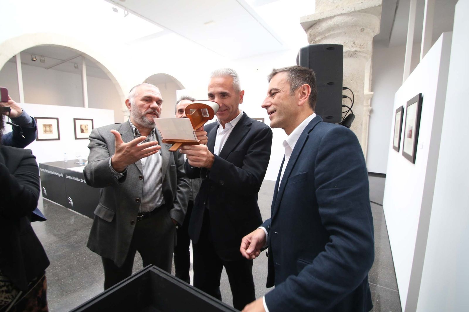 El consejero de Cultura, Miguel Ángel Vázquez, acompañado de Rafael Doctor, ayer en la sede del CAF.