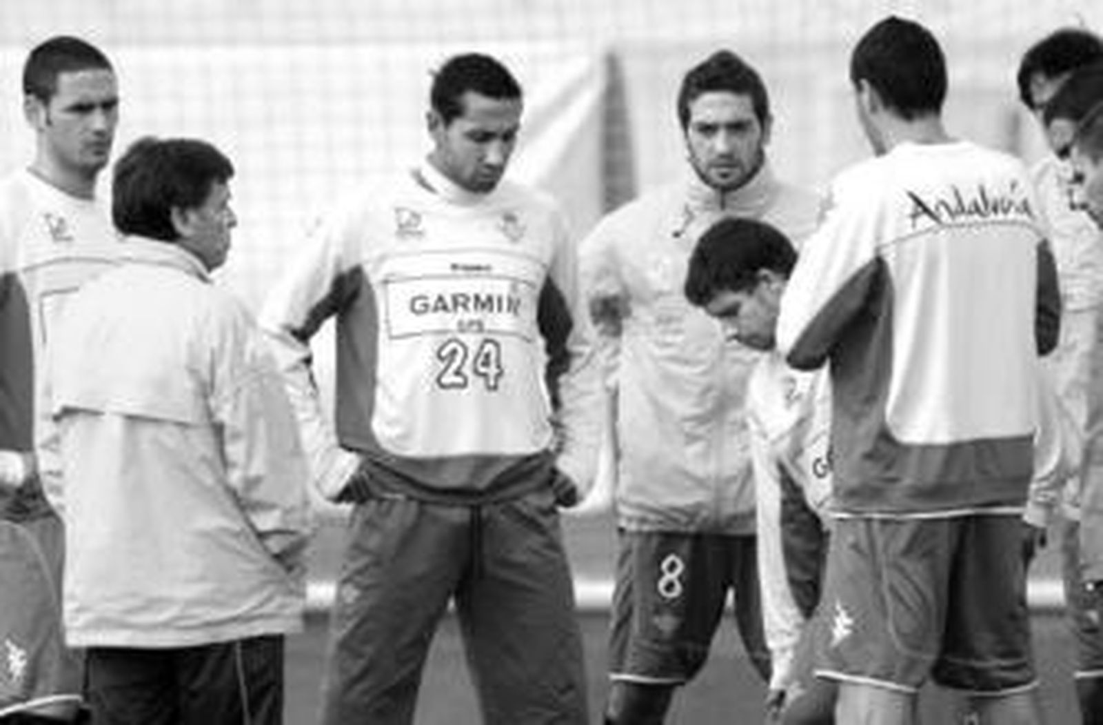 Paco Chaparro conversa con sus futbolistas antes de comenzar el entrenamiento.