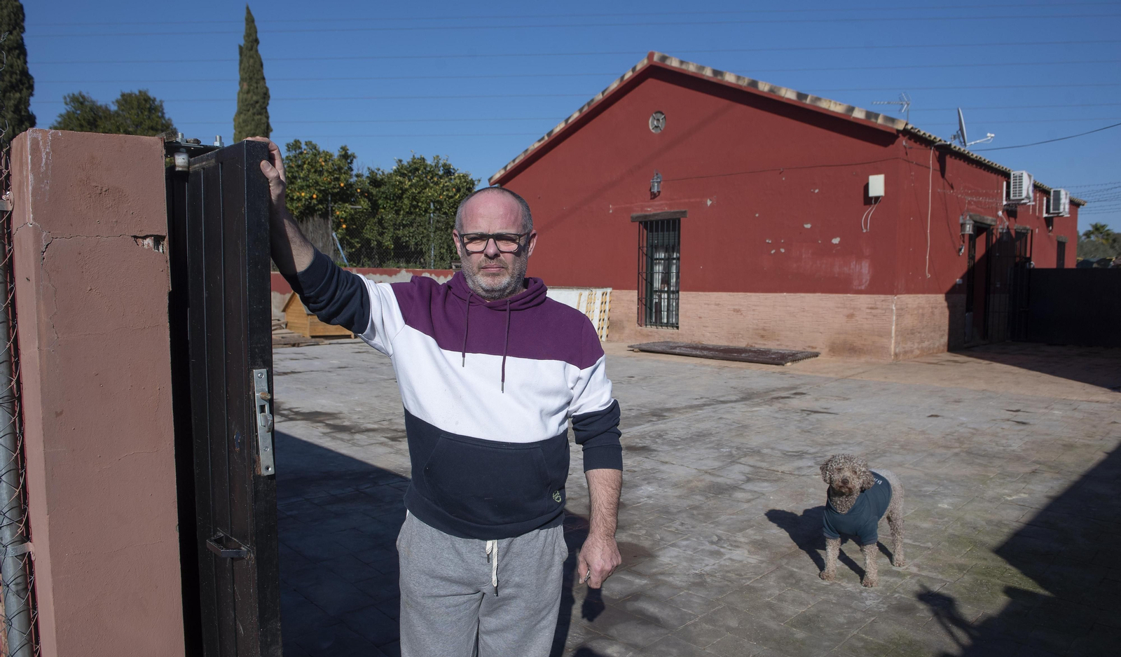 Jesús, en la puerta de su casa, que tiene orden de derribo.