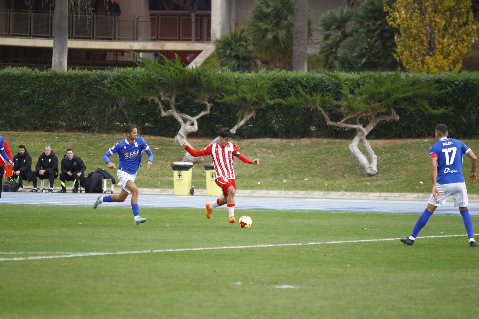 Joan avanza con el balón ante la presión de un rival durante el último choque disputado en el Anexo.