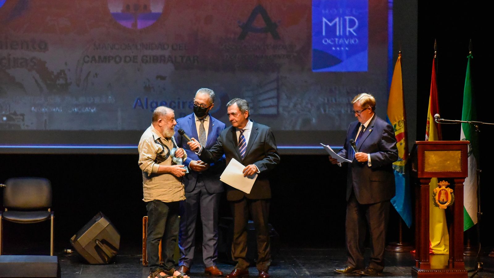 Guillermo Pérez Villalta interviene tras recoger su premio.