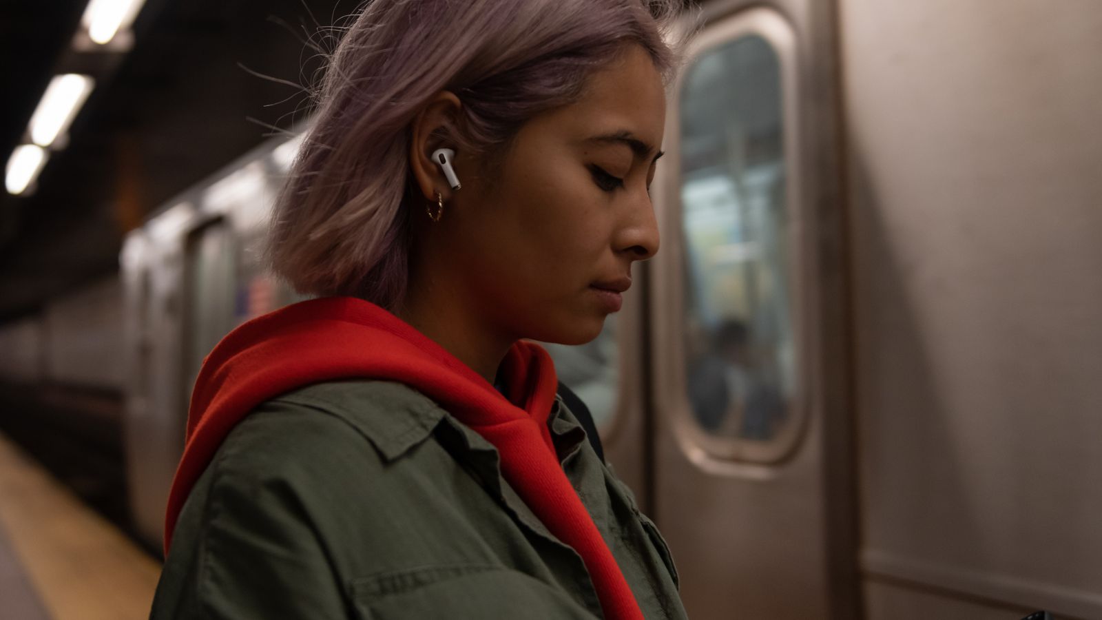 Imagen promocional de una mujer con unos AirPods Pro de Apple