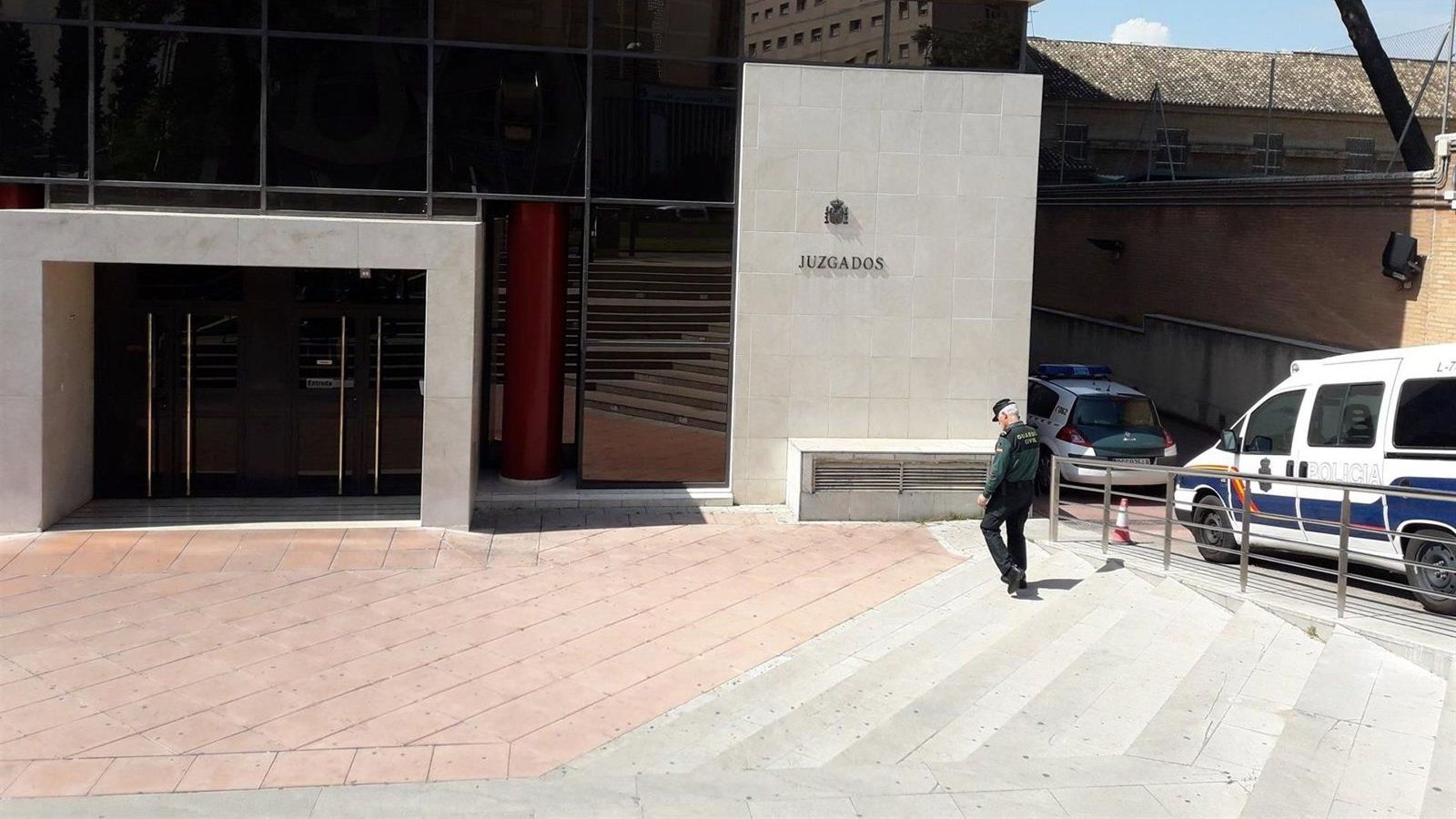 Un agente de la Guardia Civil a las puertos de los juzgados de Caleta