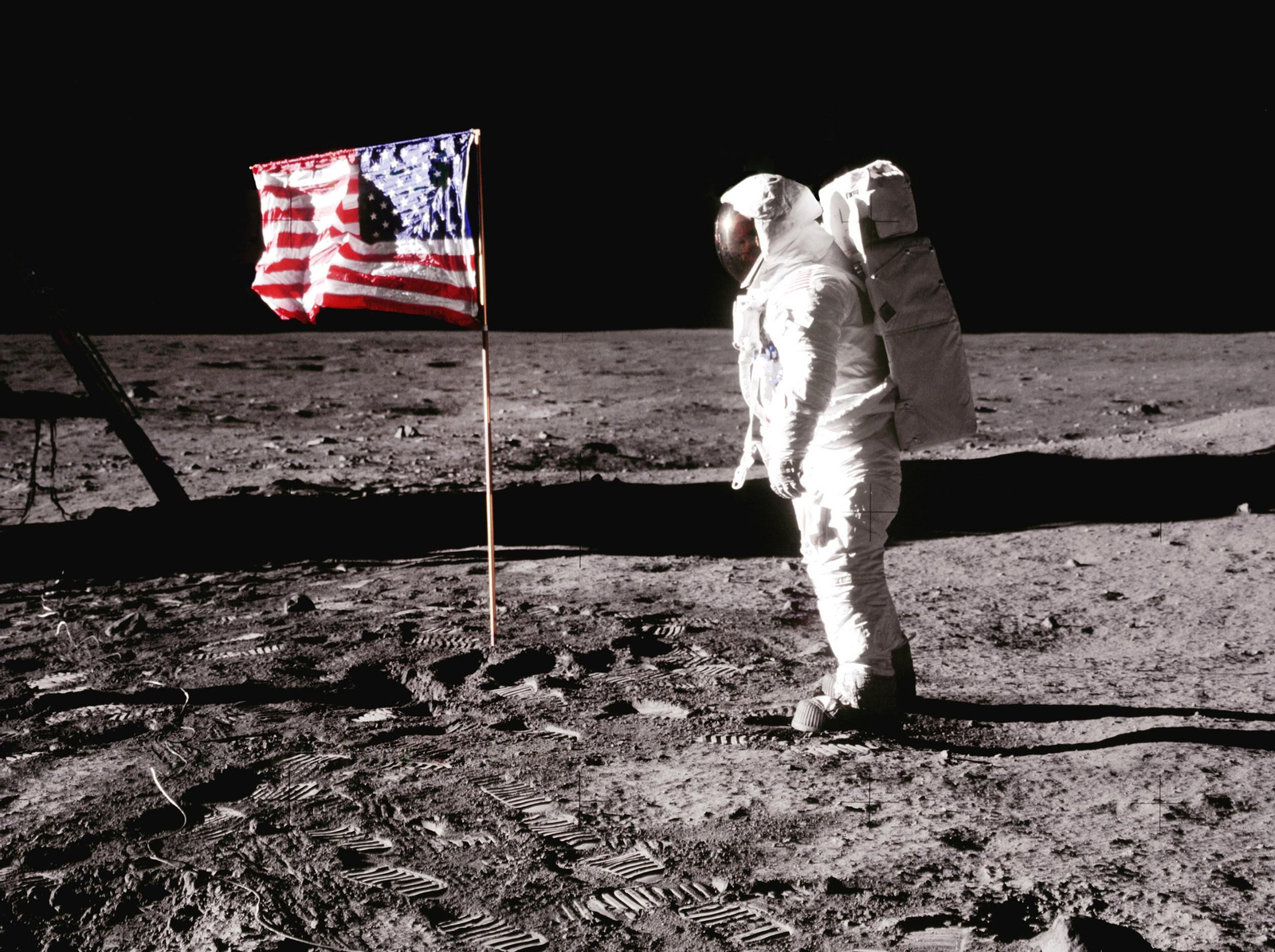 Buzz Aldrin, junto a la bandera estadounidense en la base lunar del Mar de la Tranquilidad, en una imagen tomada hace ahora cincuenta años.