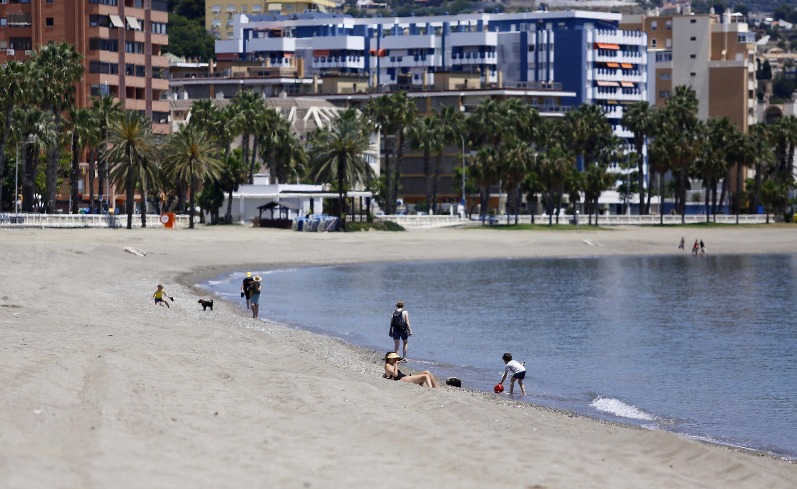 Las playas de Málaga, a la espera de los turistas, en fotos