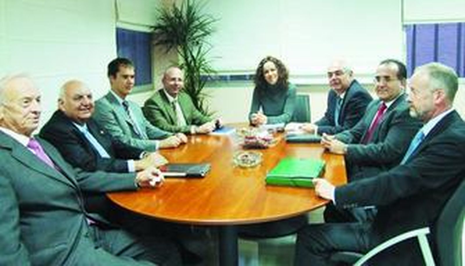 Momento de la reunión entre promotores, Endesa, Ayuntamiento de Garrucha y la delegación de Innovación de la Junta.