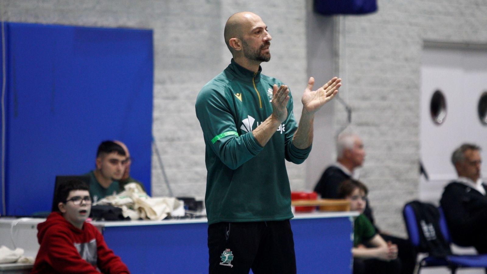 Israel Rodríguez anima a sus jugadores durante el encuentro contra Bus Leader San Roque.
