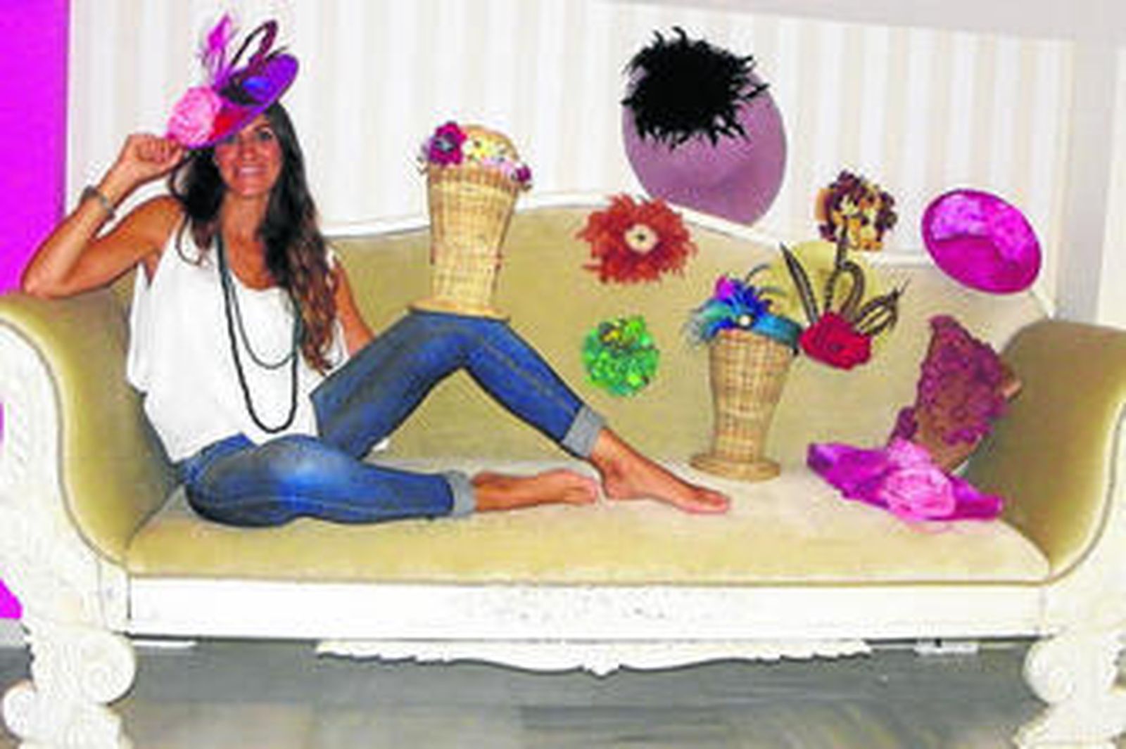 La diseñadora Esther García, mostrando algunos de sus últimos diseños de tocados.