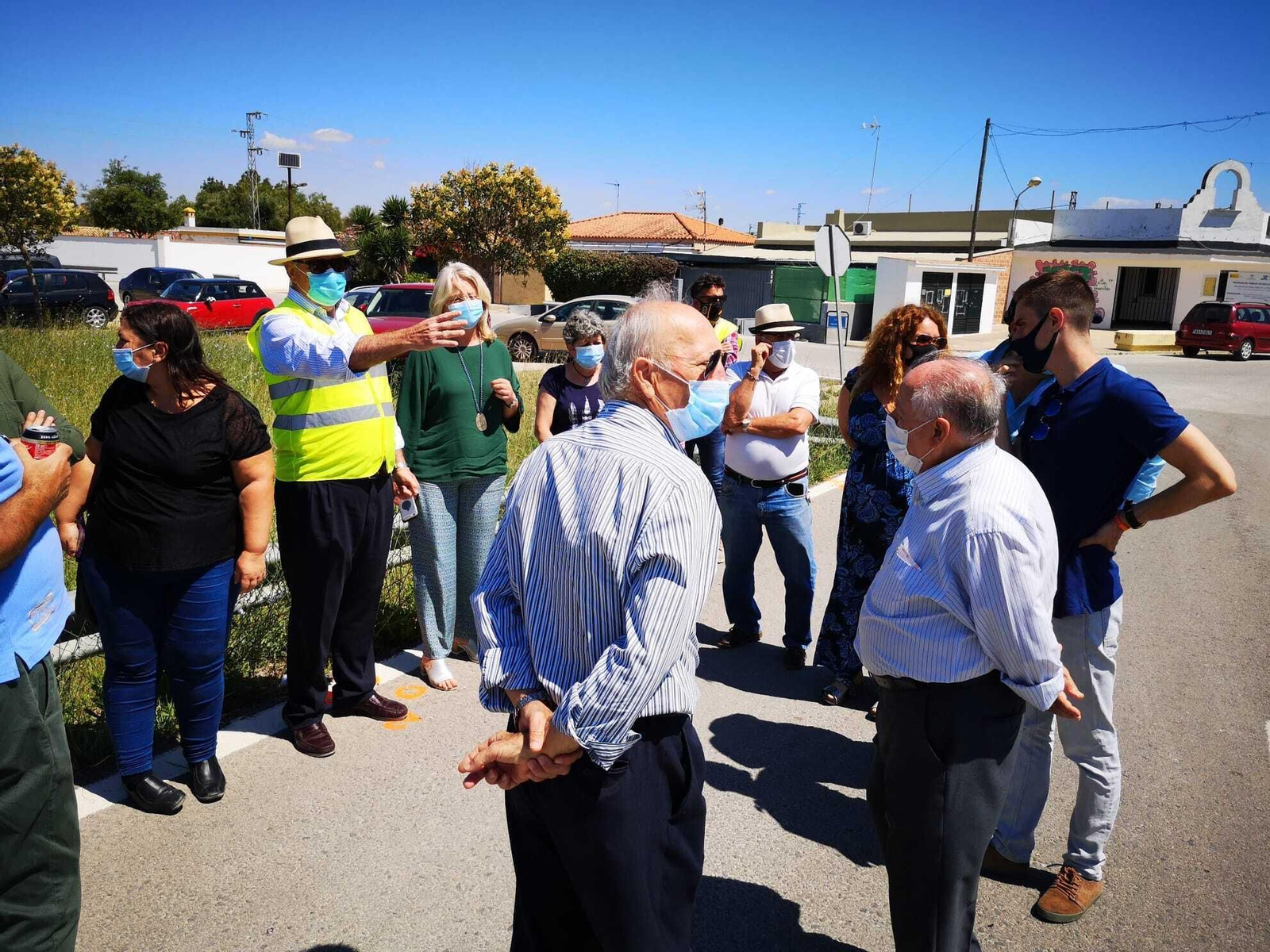 Miembros de la Plataforma A-2003, junto con la delegada provincial y miembros de su equipo.
