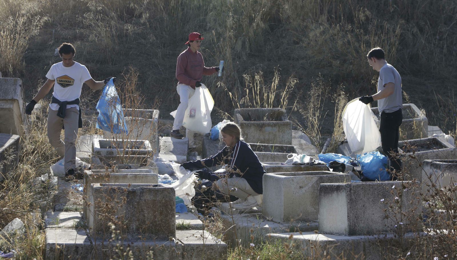 Recogida de basuras junto al río por el proyecto Mares Circulares.