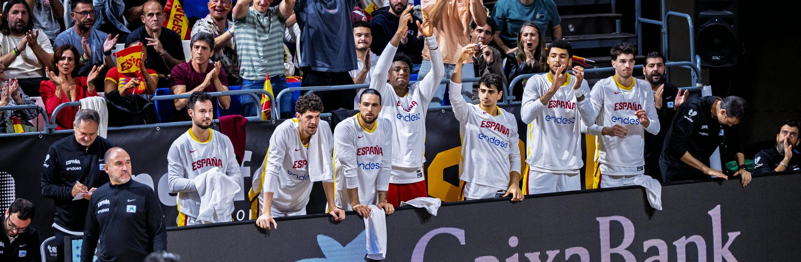 Los jugadores de la selección española festejan una de las canastas.