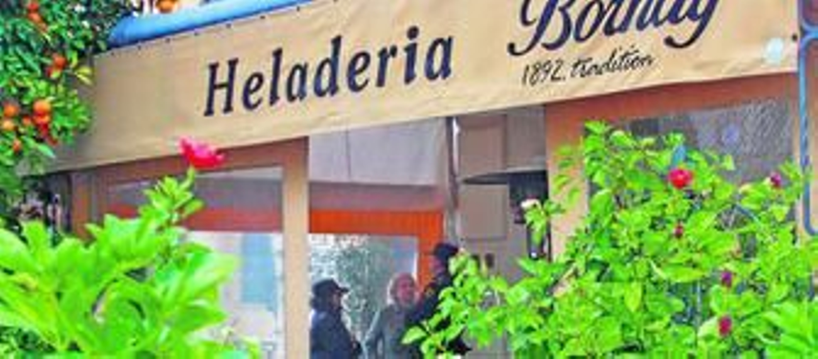 La Policía conversa con una de las propietarias de La Ibense-Bornay en Sanlúcar.