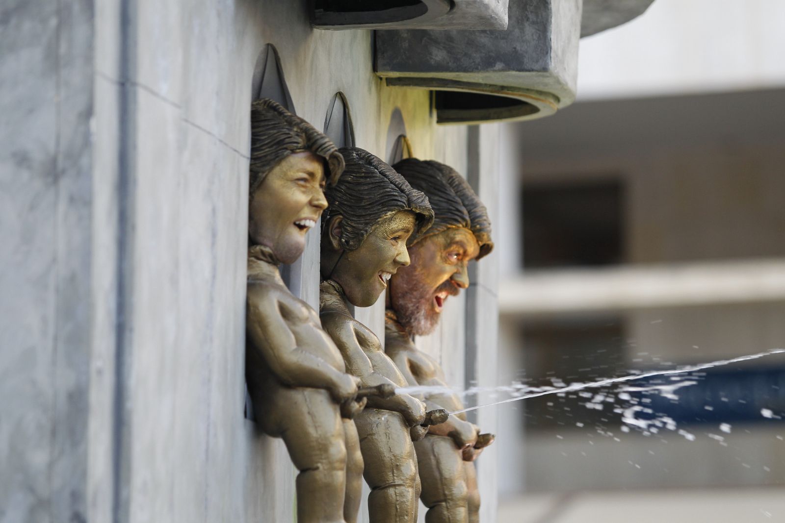 Una fuente cobra vida para orinar a diestro y siniestro en la plaza Mayor.